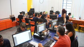 pessoas fazendo cadastro de vagas #paratodosverem