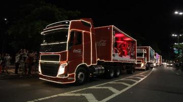 caminhões da caravana iluminados passando #paratodosverem