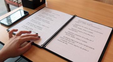 pessoa manipulando cardápio #paratodosverem