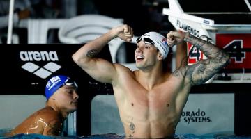 O nadador Guilherme Caribé comemora. #Paratodosverem