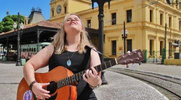 cantora toca violão #paratodosverem