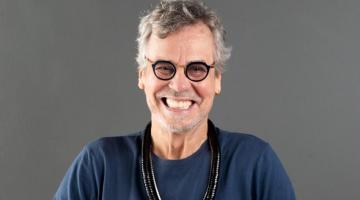 o bailarino e coreógrafo posa para foto. #paratodosverem