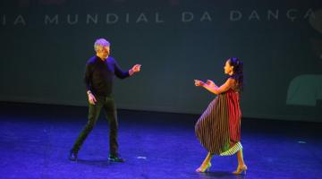 carlinhos de jesus dança com mulher #paratodosverem