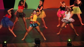 crianças dançando em palco #paratodosverem 