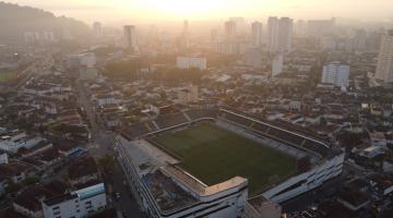 vista aérea do bairro da vila belmiro com foco principal no estádio do Santos FEC vazio. #paratodosverem