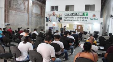 pessoas sentadas na recepção do centro de emprego. #paratodosverem