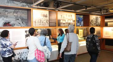 visitantes observam atrações do museu pelé.  #paratodosverem