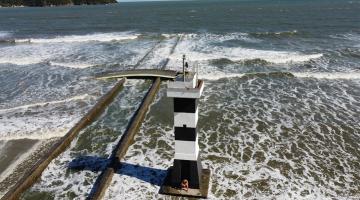 ondas de ressaca cobrindo a praia #paratodosverem 