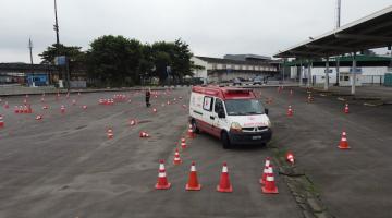 ambulância trafega entre cones e instrutor observa #paratodosverem