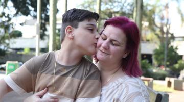 Fabíola e o filho Pedro. #Paratodosverem