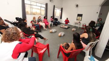 Mães e gestantes recebem treinamento de primeiros socorros em Santos