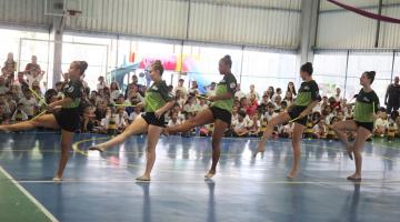 Equipe santista leva ginástica rítmica para escola municipal e empolga estudantes