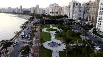 imagem aérea da praça do aquário com muito verde e mar ao lado #paratodosverem