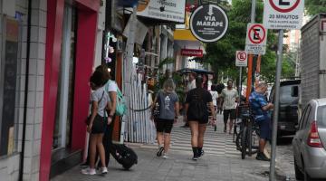 pessoas andando em calçada do bairro #paratodosverem 