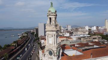 a torre do relógio do museu do café. #paratodosverem