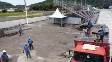 operários atuando na montagem #paratodosverem