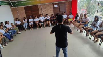 jovens reunidos numa sala assistindo a uma palestra. #paratodosverem 