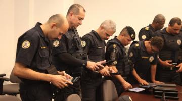 guardas municipais estão numa sla manuseando tablets. #paratodosverem 