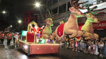 Papai Noel desfila na Parada do Natal Criativo #paratodosverem