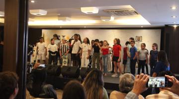 alunos em apresentação sobre um palco. #paratodosverem