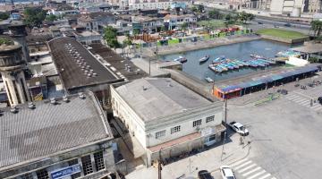 vista área da bacia do mercado (à direita) com catraias. A região é circundada por prédios. #paratodosverem