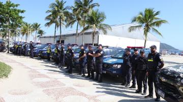 guardas municipais diante de viaturas na orla. #paratodosverem