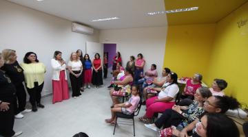 pessoas participam de roda de conversa