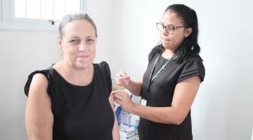 mulher tomando vacina no braço #paratodosverem 