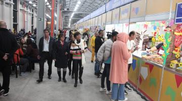 pessoas circulam pela praça de alimentação do evento. #paratodosverem