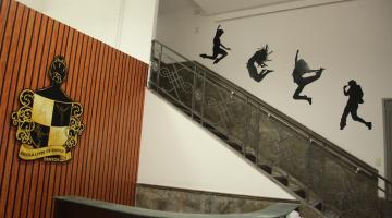 escadaria e entrada com símbolo da escola #paratodosverem 