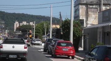 Em reta final de reurbanização, Álvaro Guimarães, na Zona Noroeste, recebe novos postes de iluminação 