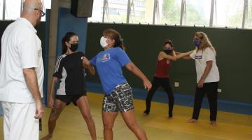 mulheres treinam sob orientação de um professor #paratodosverem