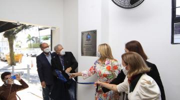 Autoridades descerram placa de inauguração do ambulatório. #paratodosverem