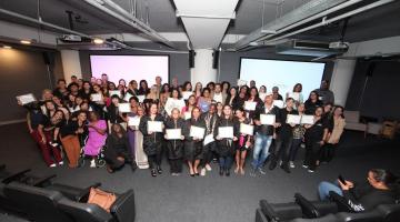 formandos mostram certificados #paratodosverem