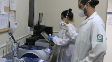 dois profissionais manuseiam aparelhos do laboratório #paratodosverem