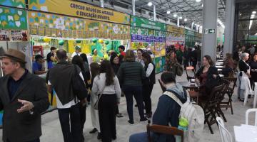 pessoas andando na festa #paratodosverem