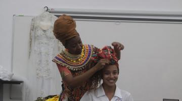 Semana da Juventude: oficina de turbante empodera jovens do Camps de Santos