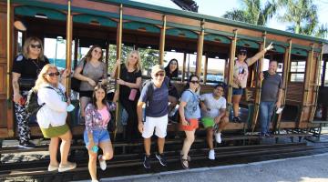 agentes posam para foto no bonde #paratodosverem
