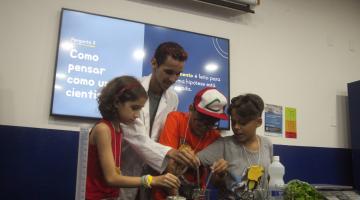 Crianças viram cientistas por um dia e exibem sabedoria no Aquário de Santos