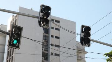 semáforos e prédio ao fundo. #paratodosverem 
