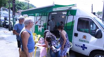 pessoas em frente a van estacionada em rua #paratodosverem