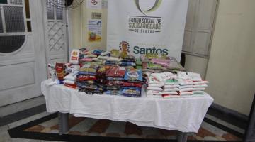mesa com vários pacotes de alimentos. #paratodosverem
