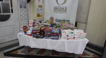 mesa com vários pacotes de alimentos. #paratodosverem
