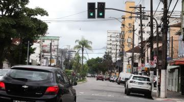 carro passando no sinal verde #paratodosverem