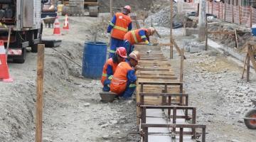 homens trabalhando em obra do vlt #paratodosverem