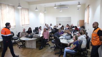 agentes da defesa civil dão palestra em salão. #paratodosverem