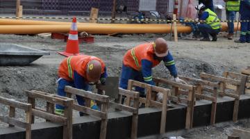 homens trabalhando em trilho do vlt #paratodosverem