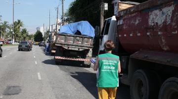 Força-tarefa para coibir descarte irregular de entulho resulta em duas autuações em Santos