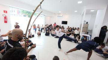 alunas jogam capoeira #paratodosverem 