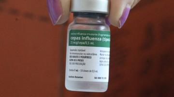 fraco de vacina contra a gripe. #paratodosverem 